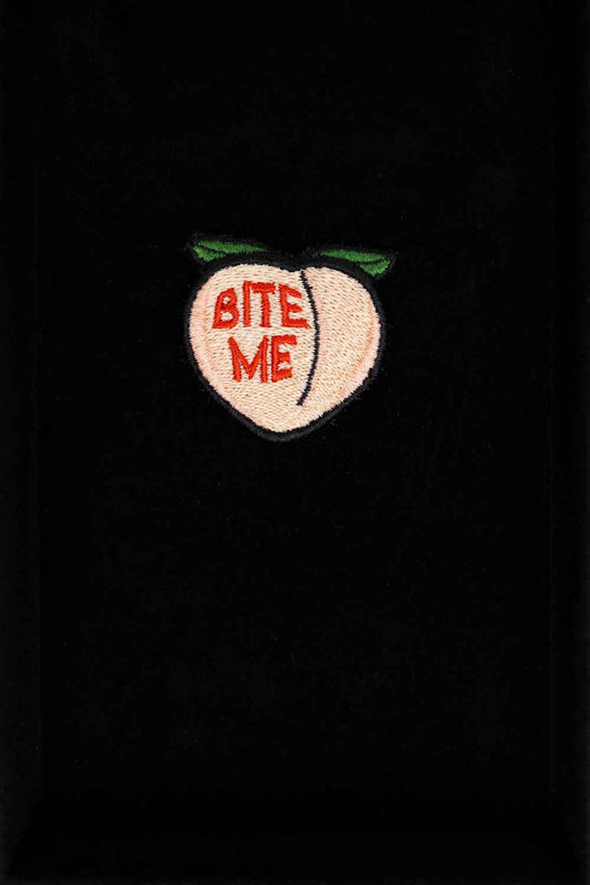 Patch brodat cu mesajul „Bite Me” pe design de fruct, un accesoriu amuzant și ironic pentru personalizare.