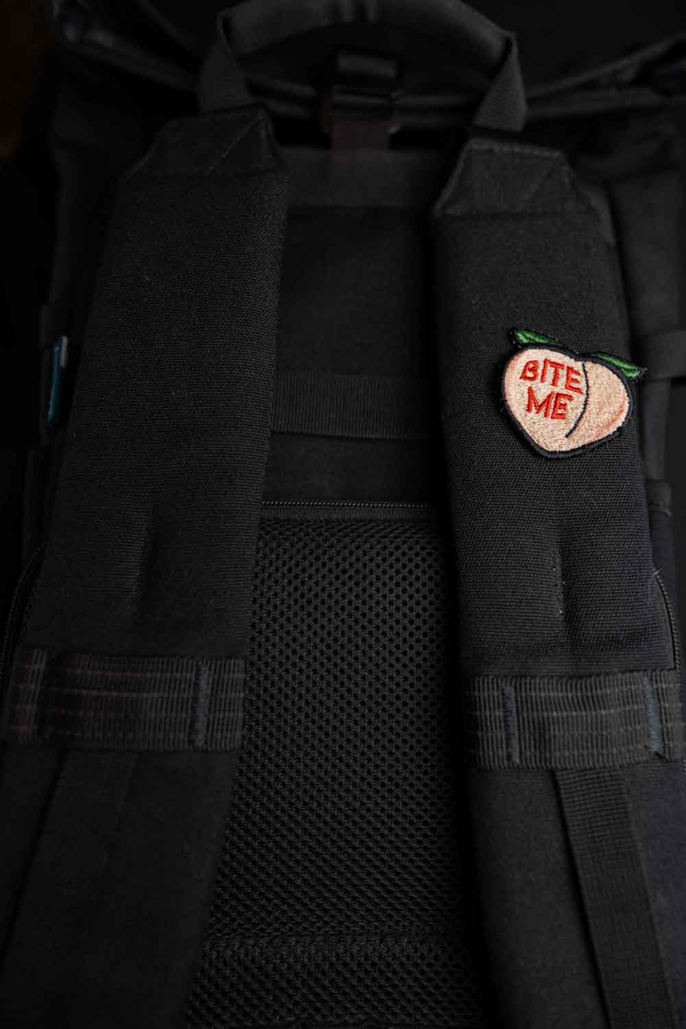Patch brodat cu mesajul „Bite Me” pe design de fruct, un accesoriu amuzant și ironic pentru personalizare.