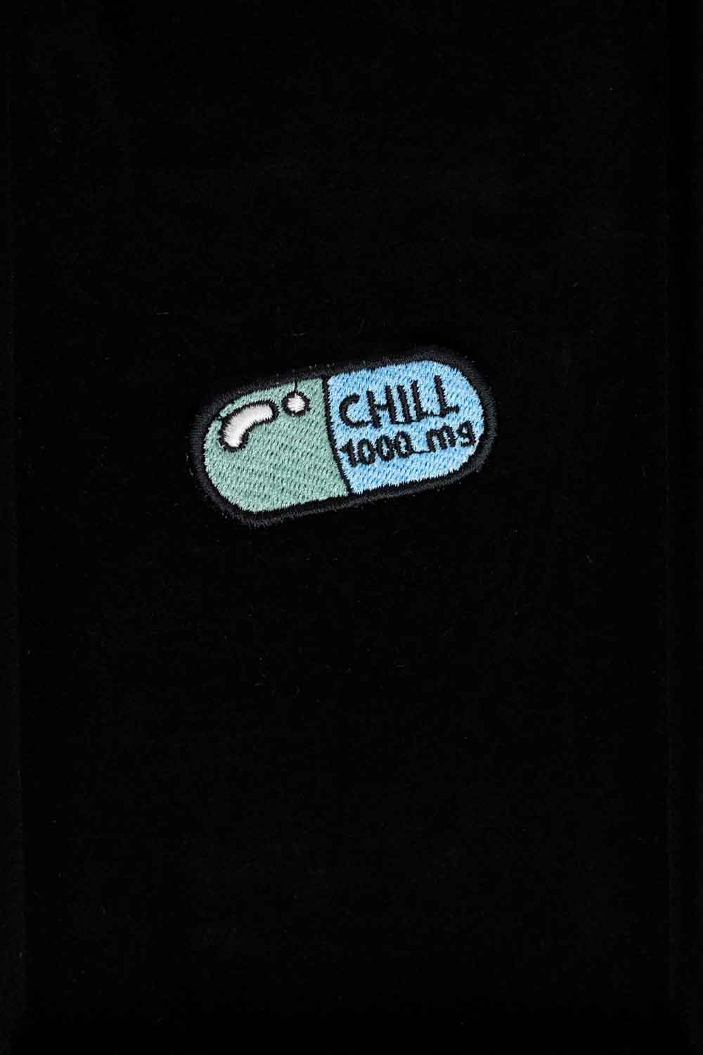 Patch brodat cu mesajul „Chill 1000 mg” pe un design inspirat de o etichetă de medicament, un accesoriu amuzant și creativ pentru personalizare.