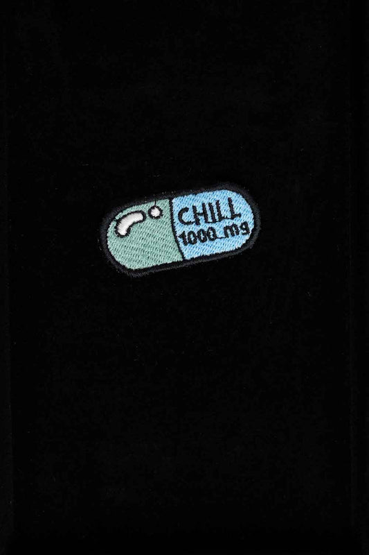 Patch brodat cu mesajul „Chill 1000 mg” pe un design inspirat de o etichetă de medicament, un accesoriu amuzant și creativ pentru personalizare.