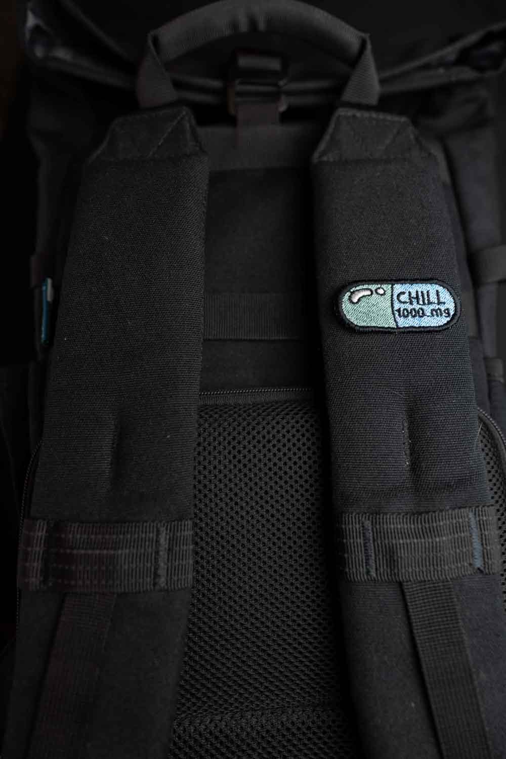 Patch brodat cu mesajul „Chill 1000 mg” pe un design inspirat de o etichetă de medicament, un accesoriu amuzant și creativ pentru personalizare.