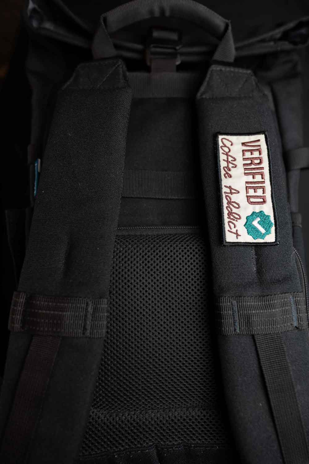 Patch brodat cu mesajul „Verified Coffee Addict” și simbol de verificare, un accesoriu perfect pentru iubitorii de cafea.