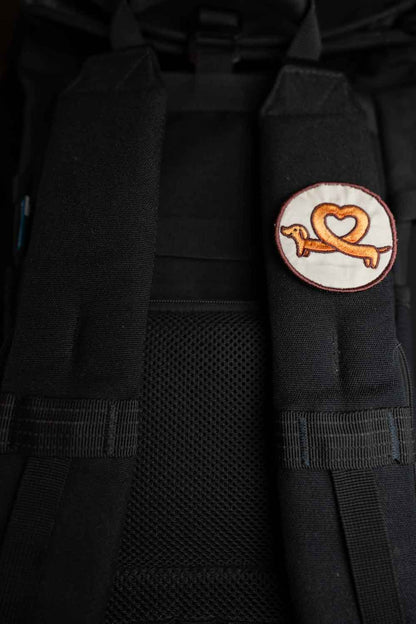 Patch brodat rotund cu ilustrație de câine și inimă, un accesoriu simpatic pentru iubitorii de animale.