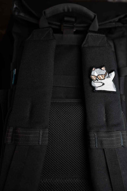 Patch brodat cu personaj stilizat purtând ochelari de soare și poziție dab, un accesoriu amuzant pentru haine și genți.