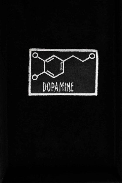 Patch brodat negru cu formula chimică a dopaminei în alb, un design inspirat de știință și chimie, potrivit pentru personalizarea hainelor sau accesoriilor.
