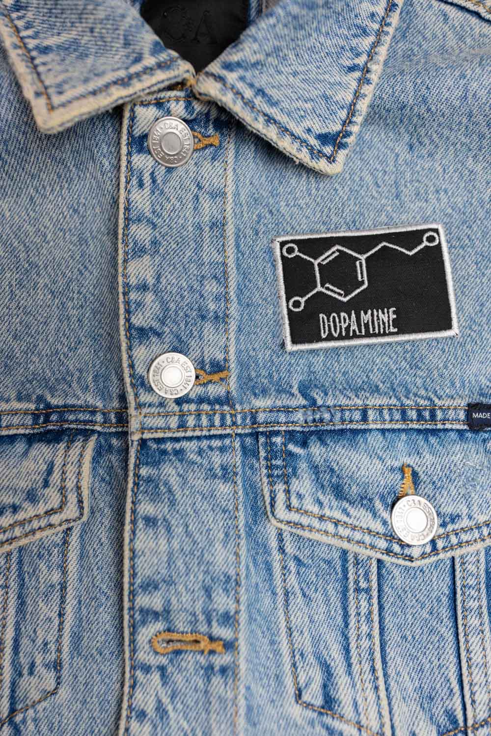 Patch brodat negru cu formula chimică a dopaminei în alb, un design inspirat de știință și chimie, potrivit pentru personalizarea hainelor sau accesoriilor.