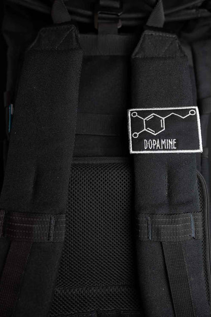 Patch brodat negru cu formula chimică a dopaminei în alb, un design inspirat de știință și chimie, potrivit pentru personalizarea hainelor sau accesoriilor.