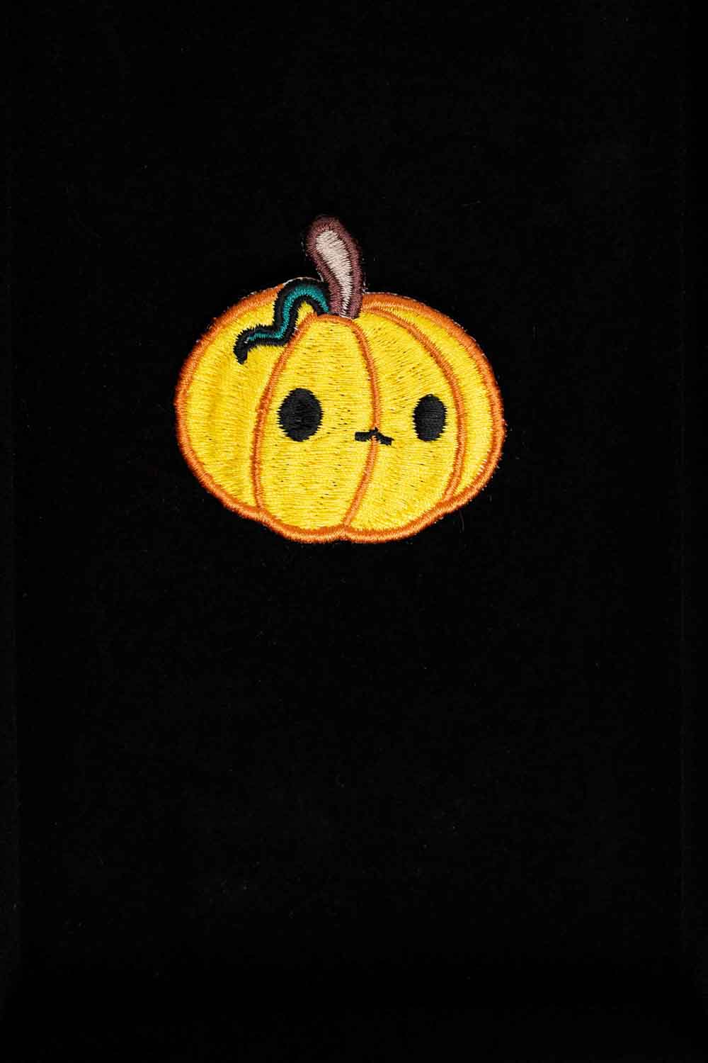 Patch brodat în formă de dovleac zâmbitor pe fundal negru, un accesoriu amuzant pentru Halloween, potrivit pentru personalizarea hainelor sau genților.