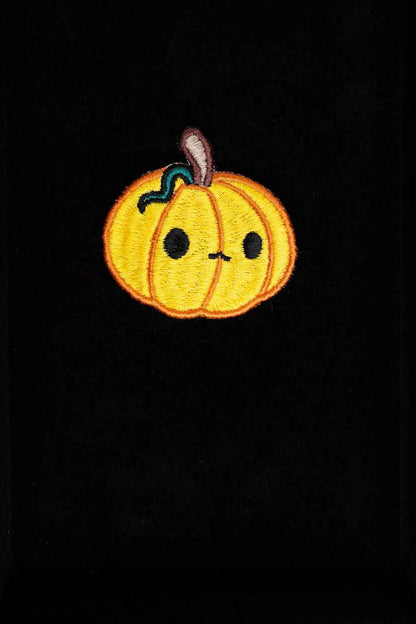 Patch brodat în formă de dovleac zâmbitor pe fundal negru, un accesoriu amuzant pentru Halloween, potrivit pentru personalizarea hainelor sau genților.