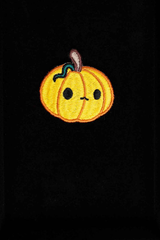 Patch brodat în formă de dovleac zâmbitor pe fundal negru, un accesoriu amuzant pentru Halloween, potrivit pentru personalizarea hainelor sau genților.