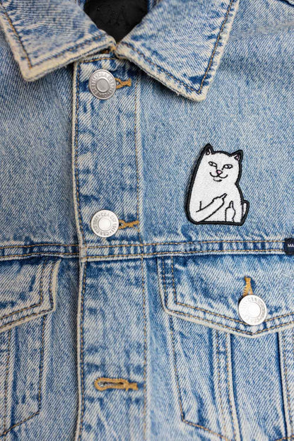 Patch brodat negru cu o pisică albă care arată degetul mijlociu, un design ironic și amuzant pentru personalizarea hainelor, genților sau accesoriilor.