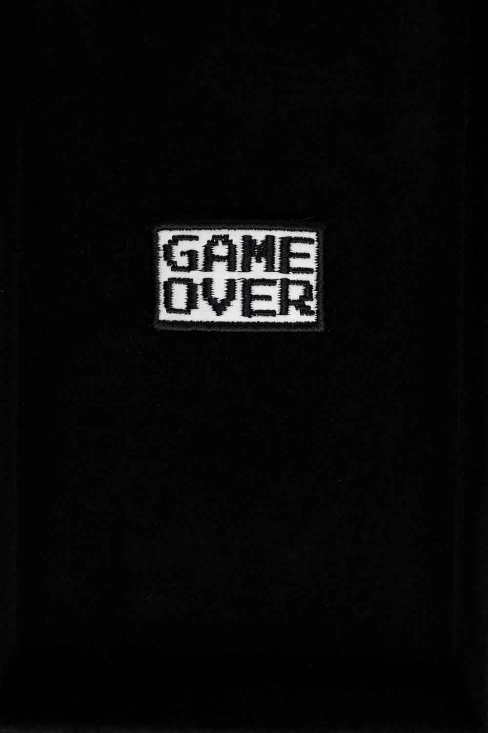 Patch brodat negru cu mesajul „Game Over” în alb, un accesoriu inspirat de jocurile video și cultura gaming.