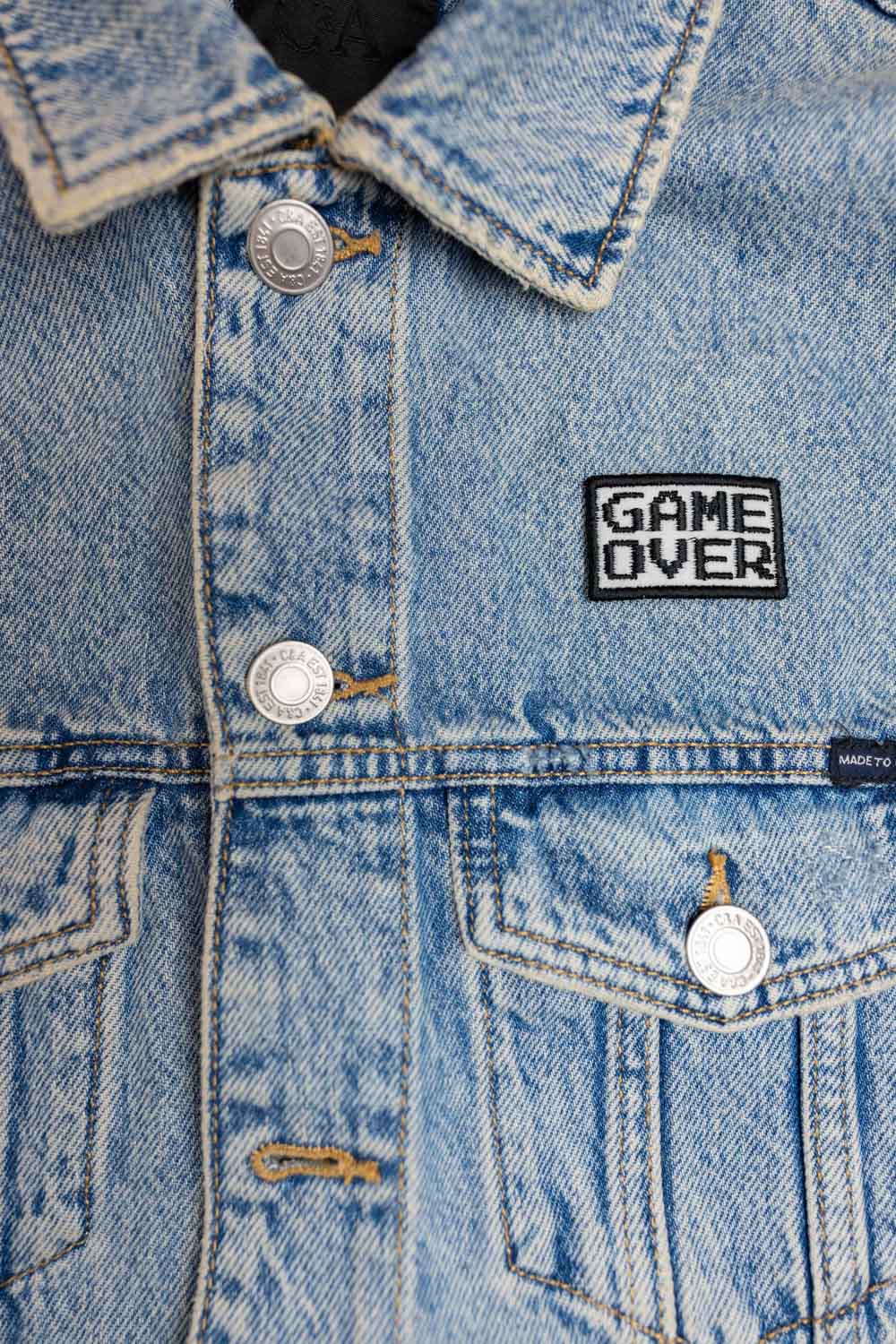 Patch brodat negru cu mesajul „Game Over” în alb, un accesoriu inspirat de jocurile video și cultura gaming.