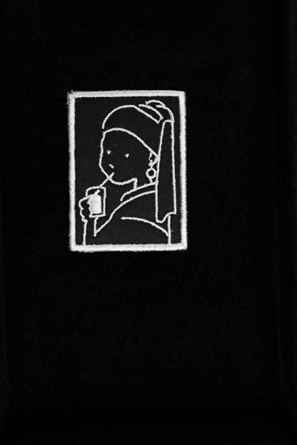 Patch brodat inspirat de „Fata cu cercel de perlă”, cu portret alb-negru, un accesoriu artistic și elegant.