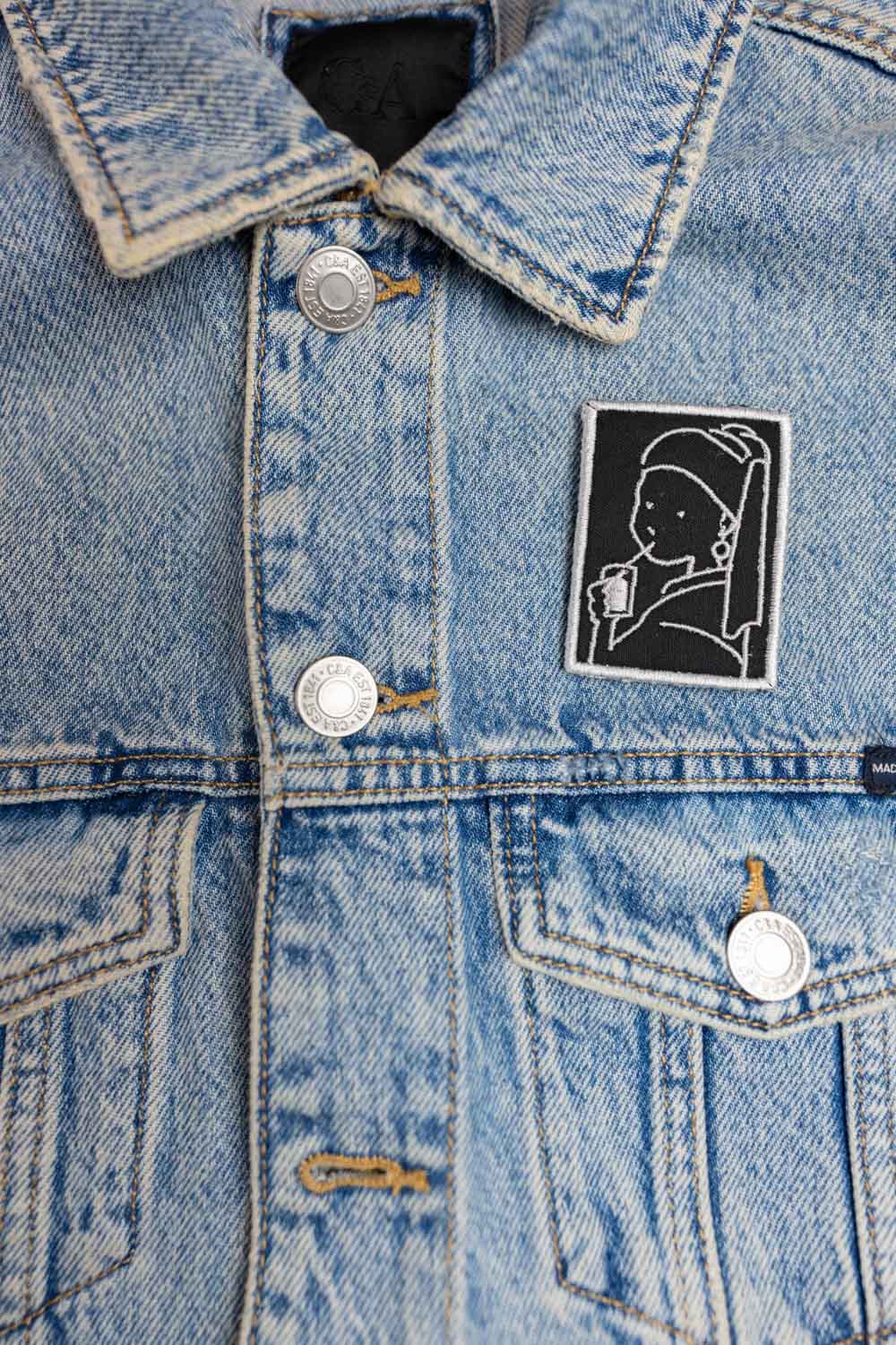 Patch brodat inspirat de „Fata cu cercel de perlă”, cu portret alb-negru, un accesoriu artistic și elegant.