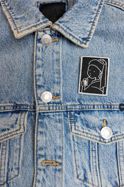 Patch brodat inspirat de „Fata cu cercel de perlă”, cu portret alb-negru, un accesoriu artistic și elegant.