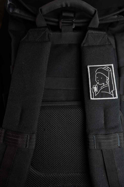 Patch brodat inspirat de „Fata cu cercel de perlă”, cu portret alb-negru, un accesoriu artistic și elegant.