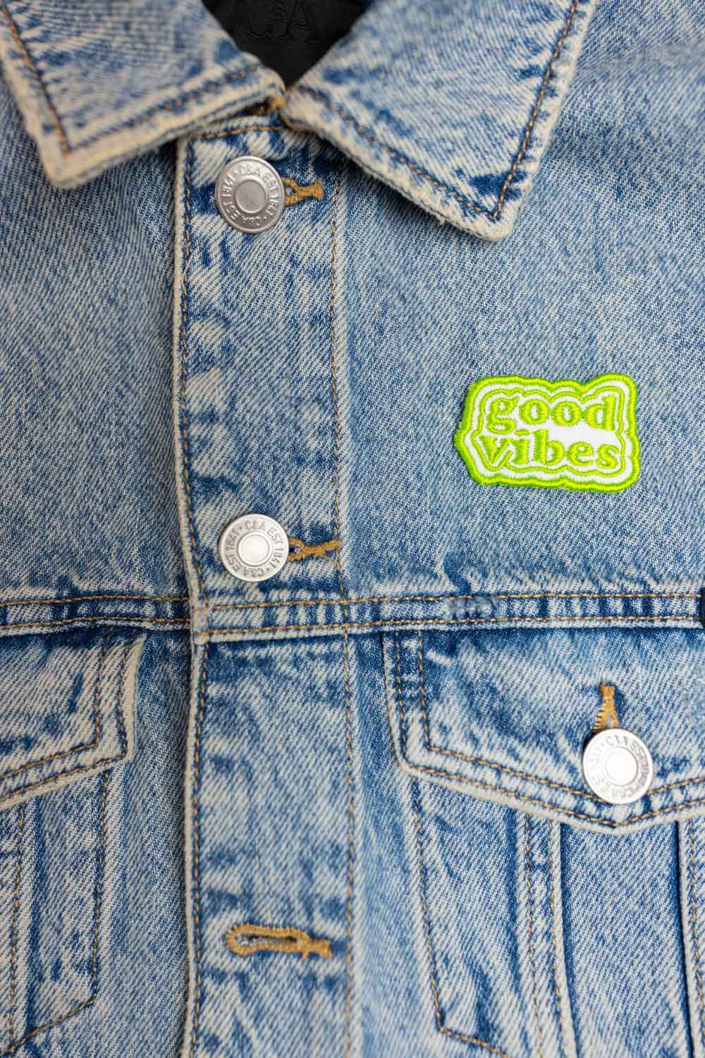 Patch brodat negru cu mesajul „Good Vibes” în verde, un accesoriu cu energie pozitivă pentru haine și genți.
