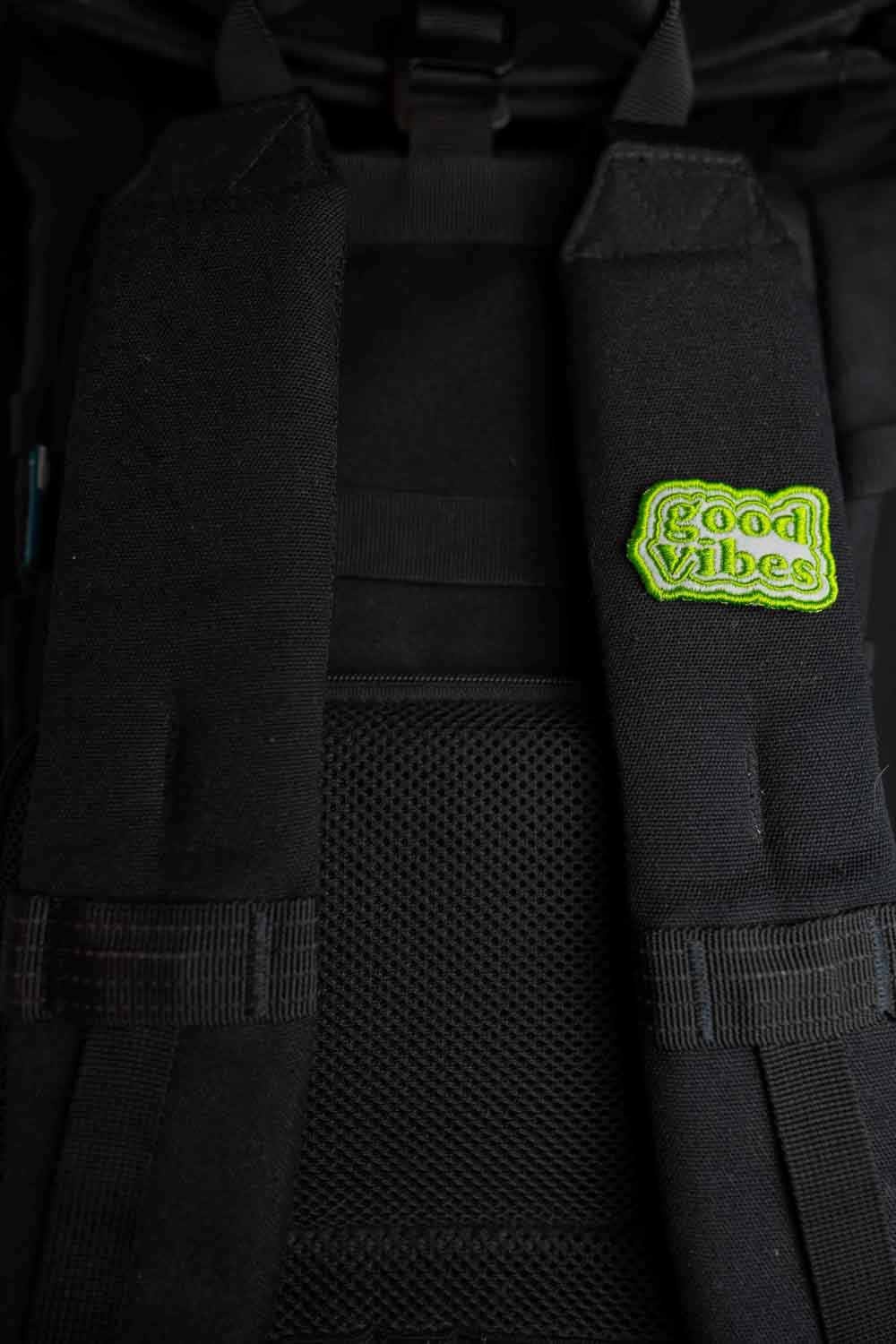 Patch brodat negru cu mesajul „Good Vibes” în verde, un accesoriu cu energie pozitivă pentru haine și genți.