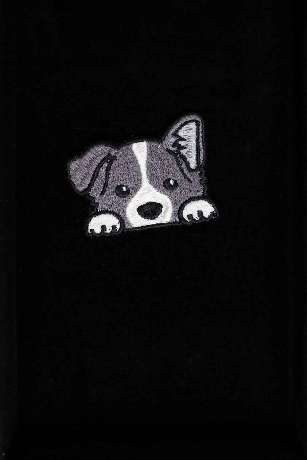 Patch brodat cu față de câine alb-negru, un accesoriu simpatic și minimalist pentru iubitorii de animale.