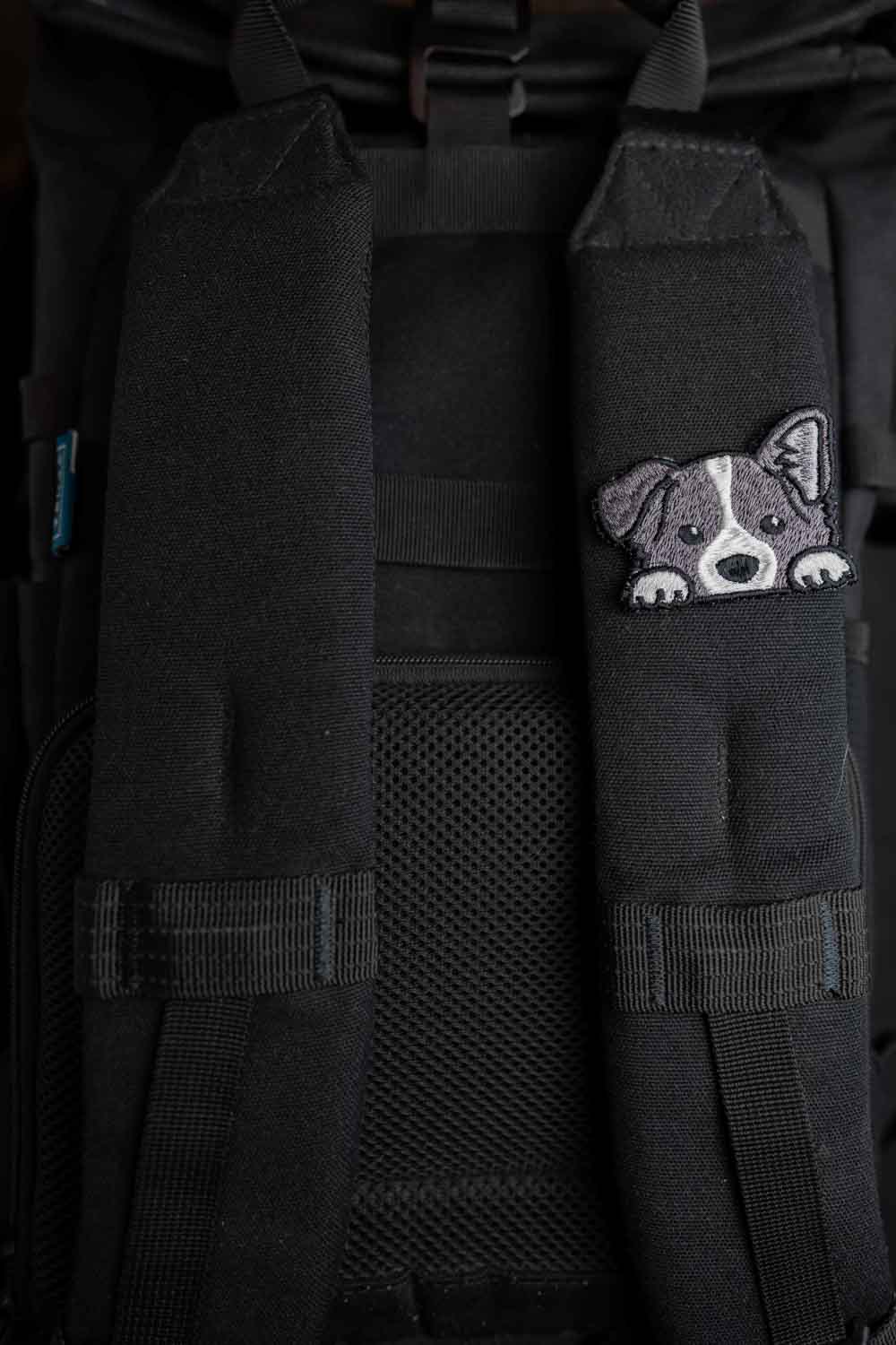 Patch brodat cu față de câine alb-negru, un accesoriu simpatic și minimalist pentru iubitorii de animale.