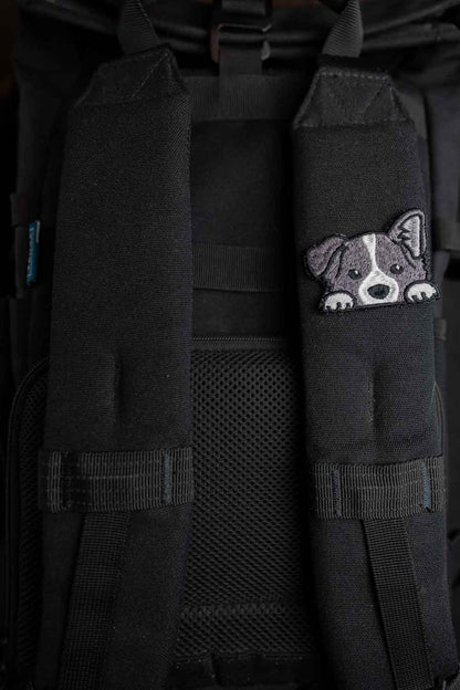 Patch brodat cu față de câine alb-negru, un accesoriu simpatic și minimalist pentru iubitorii de animale.