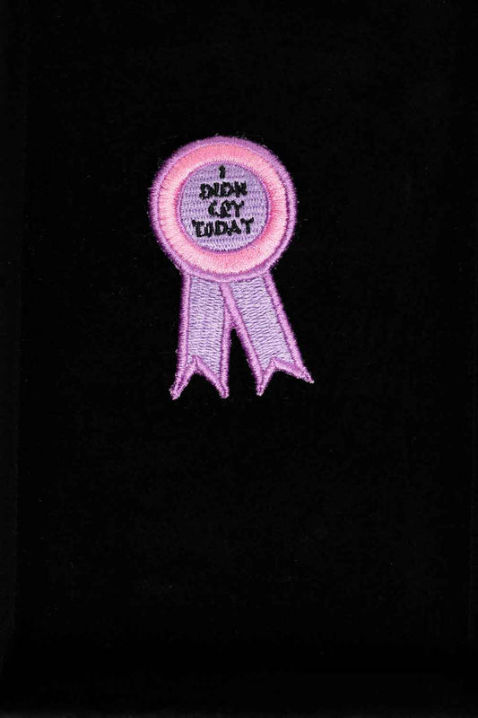 Patch brodat roz cu mesajul „I Didn't Cry Today”, un design expresiv și amuzant pentru personalizarea accesoriilor.