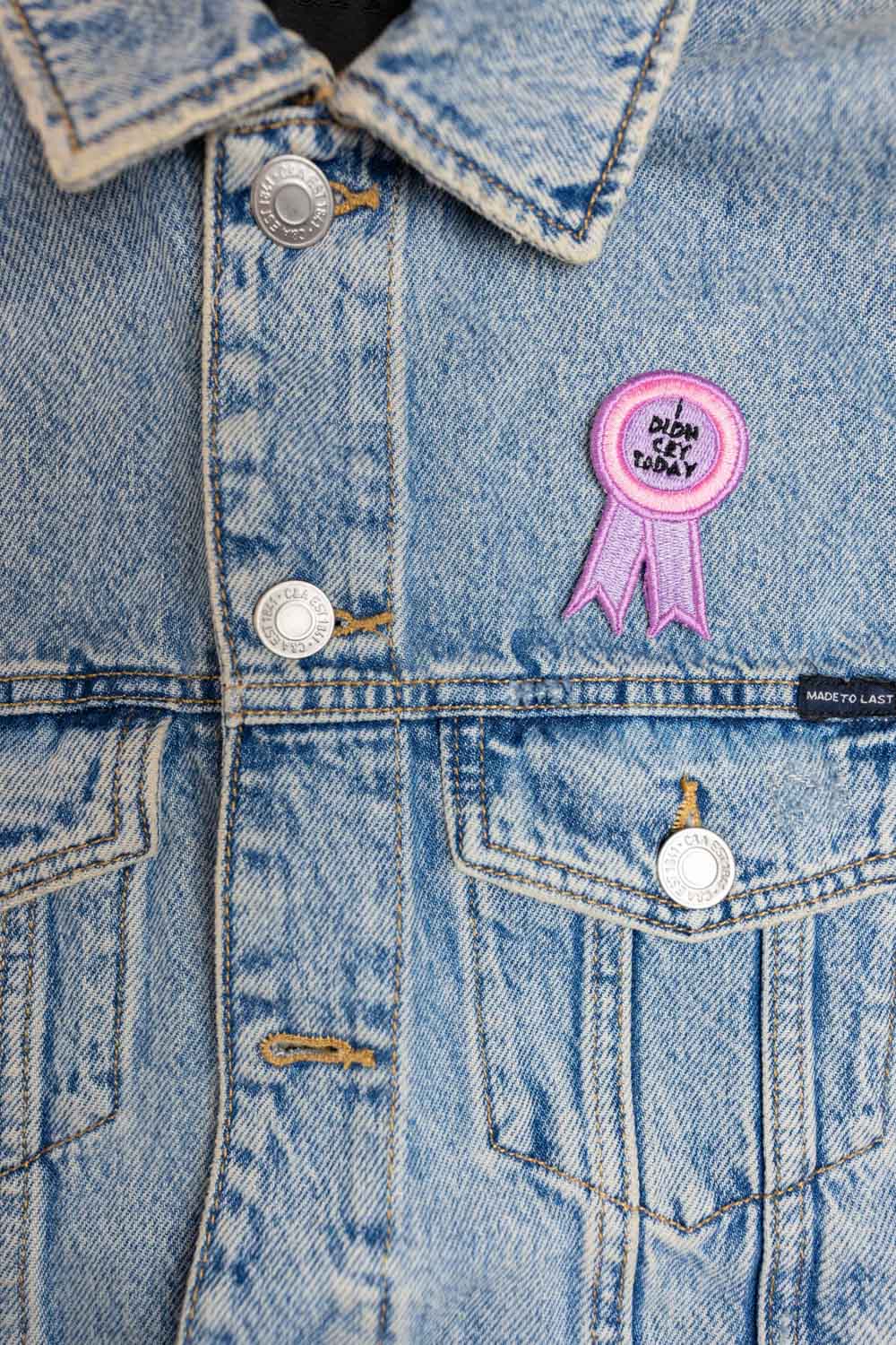 Patch brodat roz cu mesajul „I Didn't Cry Today”, un design expresiv și amuzant pentru personalizarea accesoriilor.