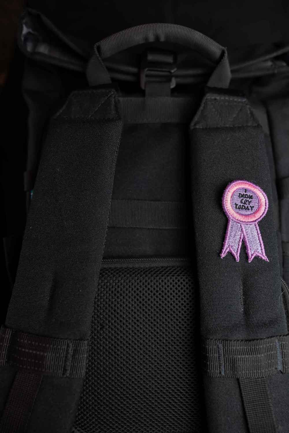 Patch brodat roz cu mesajul „I Didn't Cry Today”, un design expresiv și amuzant pentru personalizarea accesoriilor.
