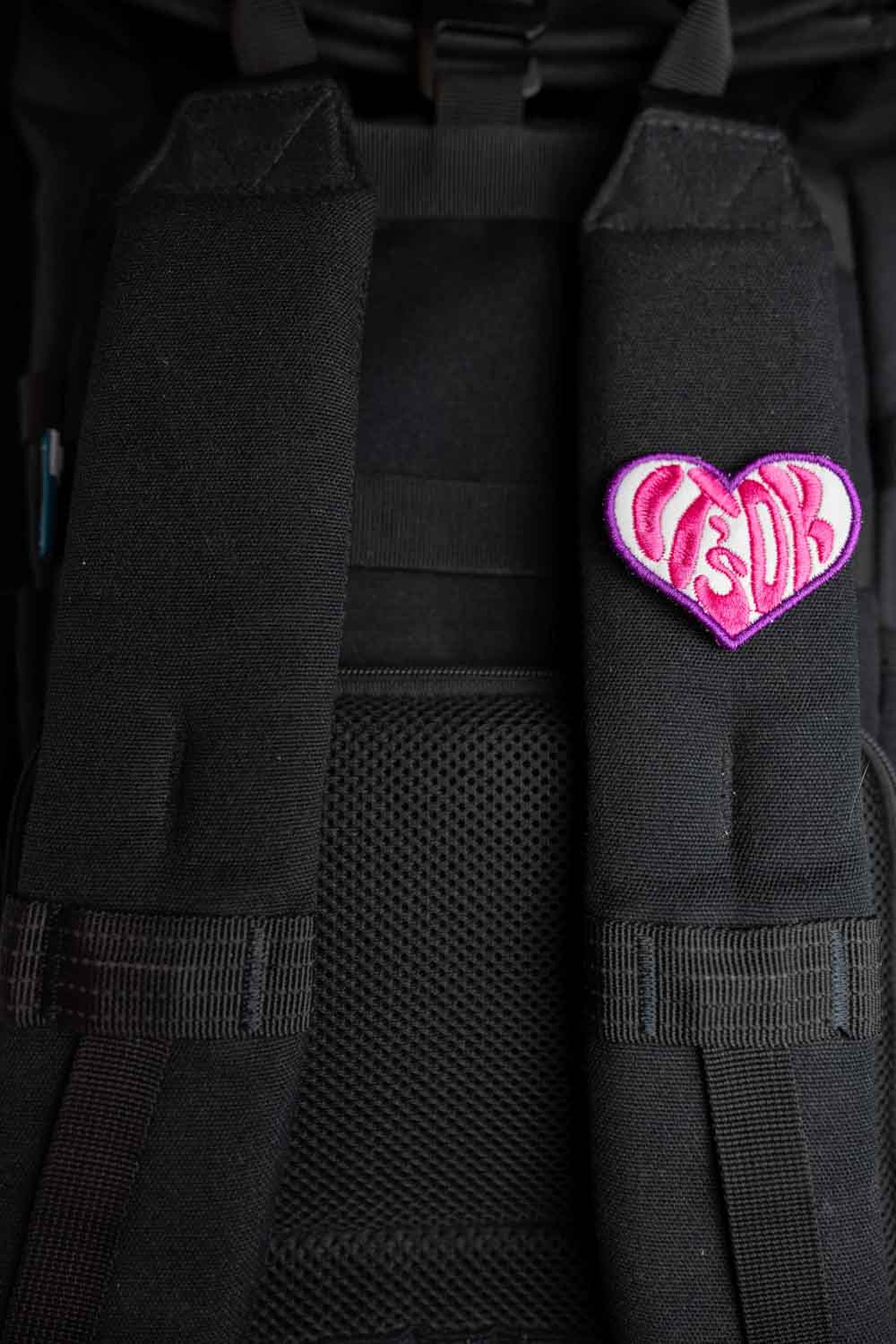 Patch brodat în formă de inimă roz cu mesajul „It's Ok”, un accesoriu delicat și expresiv.