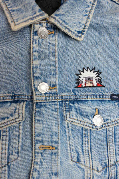 Patch brodat inspirat de personajul Jiraiya din anime, cu design alb-negru, un accesoriu dedicat fanilor culturii japoneze.
