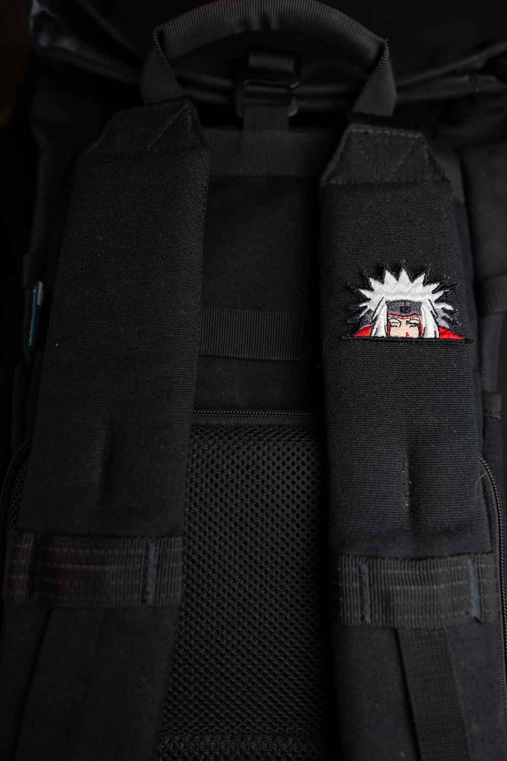 Patch brodat inspirat de personajul Jiraiya din anime, cu design alb-negru, un accesoriu dedicat fanilor culturii japoneze.