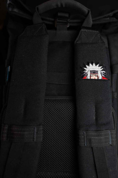 Patch brodat inspirat de personajul Jiraiya din anime, cu design alb-negru, un accesoriu dedicat fanilor culturii japoneze.