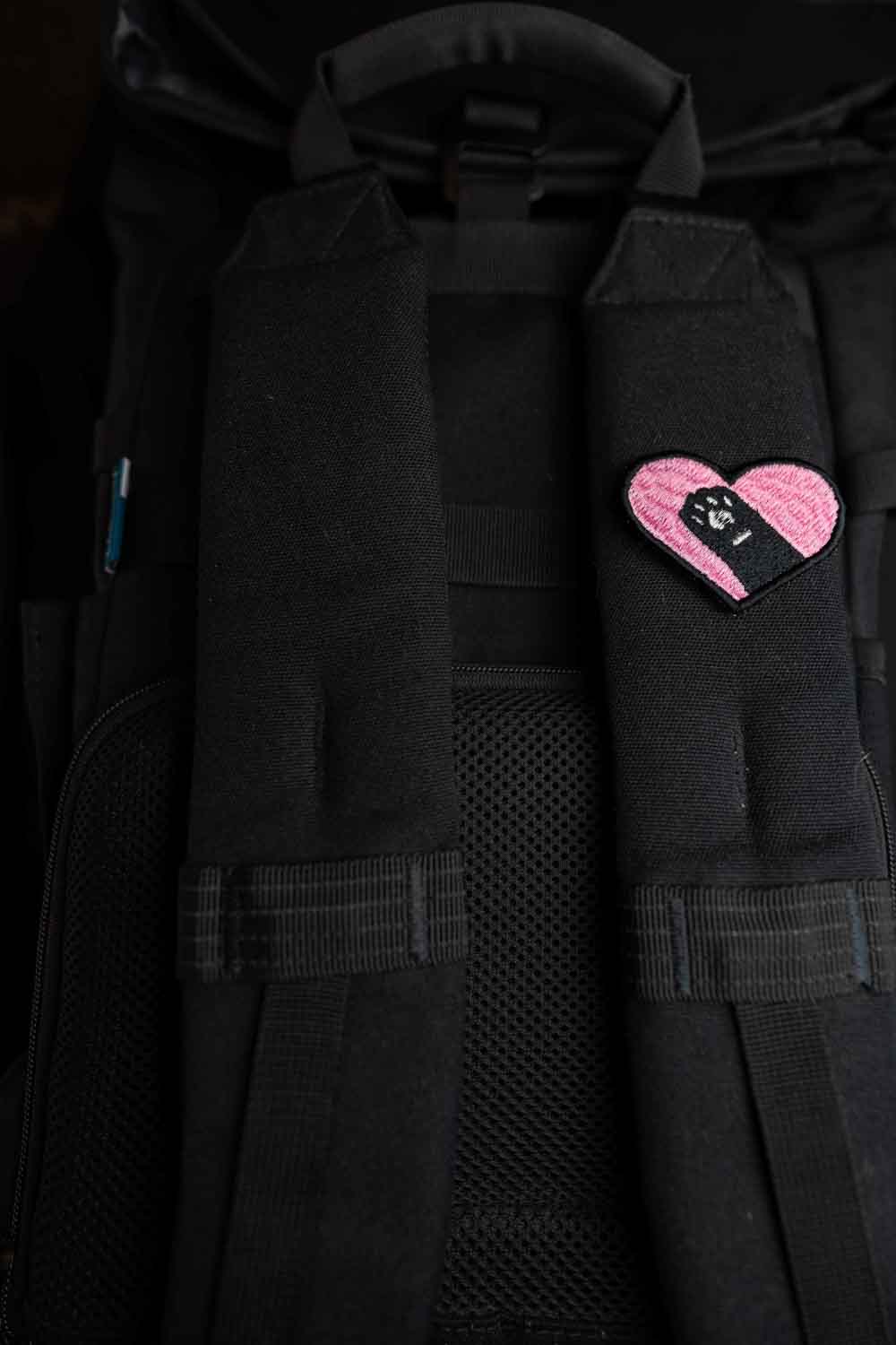 Patch brodat cu design în formă de inimă și o lăbuță neagră în centru, un accesoriu simpatic pentru iubitorii de animale.