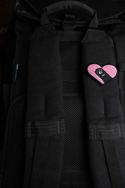 Patch brodat cu design în formă de inimă și o lăbuță neagră în centru, un accesoriu simpatic pentru iubitorii de animale.