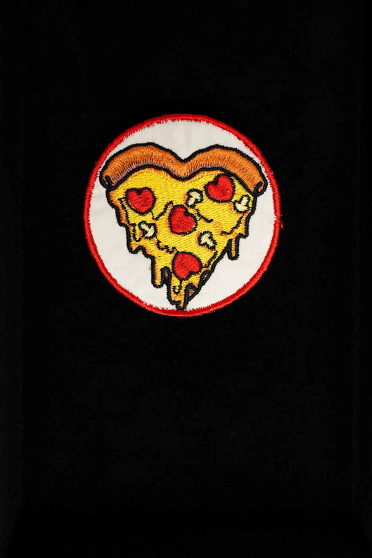 Patch brodat cu felie de pizza în formă de inimă, un design amuzant și creativ pentru iubitorii de pizza.