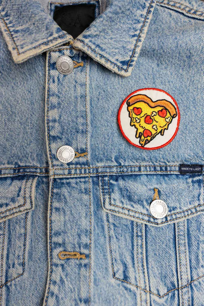 Patch brodat cu felie de pizza în formă de inimă, un design amuzant și creativ pentru iubitorii de pizza.