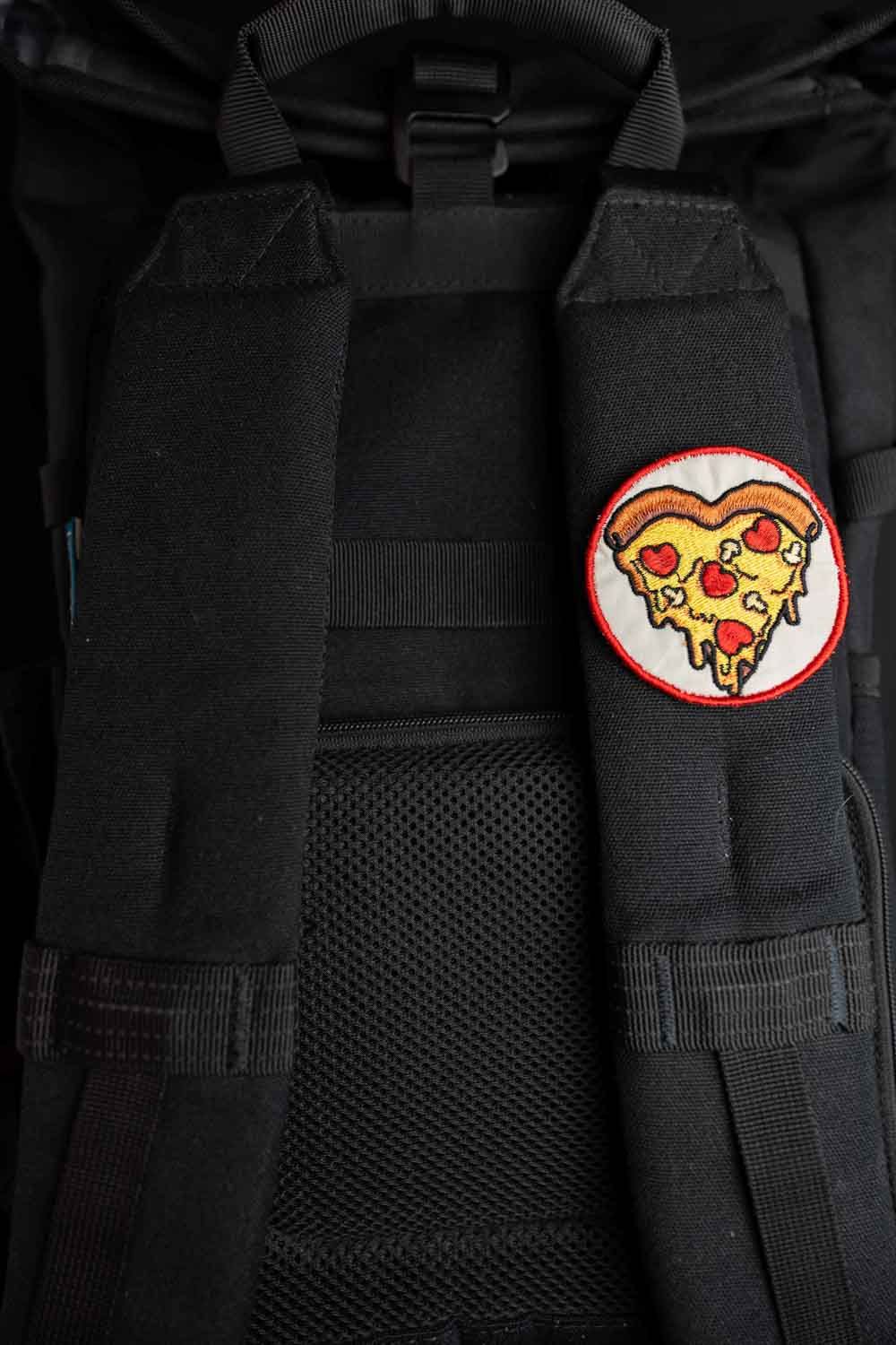 Patch brodat cu felie de pizza în formă de inimă, un design amuzant și creativ pentru iubitorii de pizza.