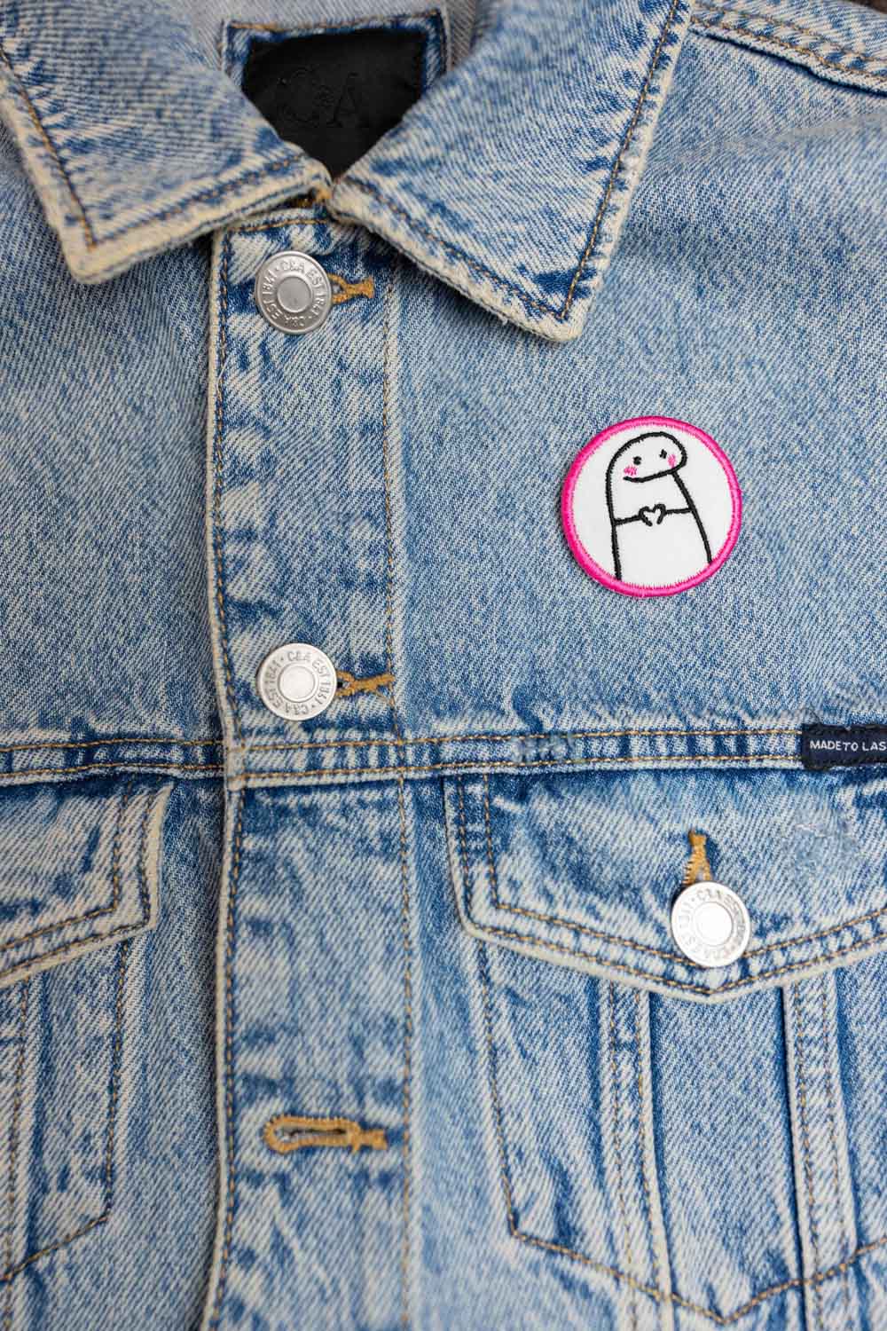 Patch brodat cu design minimalist și mesajul „Love You”, un accesoriu romantic și expresiv pentru personalizare.