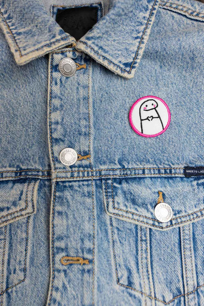 Patch brodat cu design minimalist și mesajul „Love You”, un accesoriu romantic și expresiv pentru personalizare.