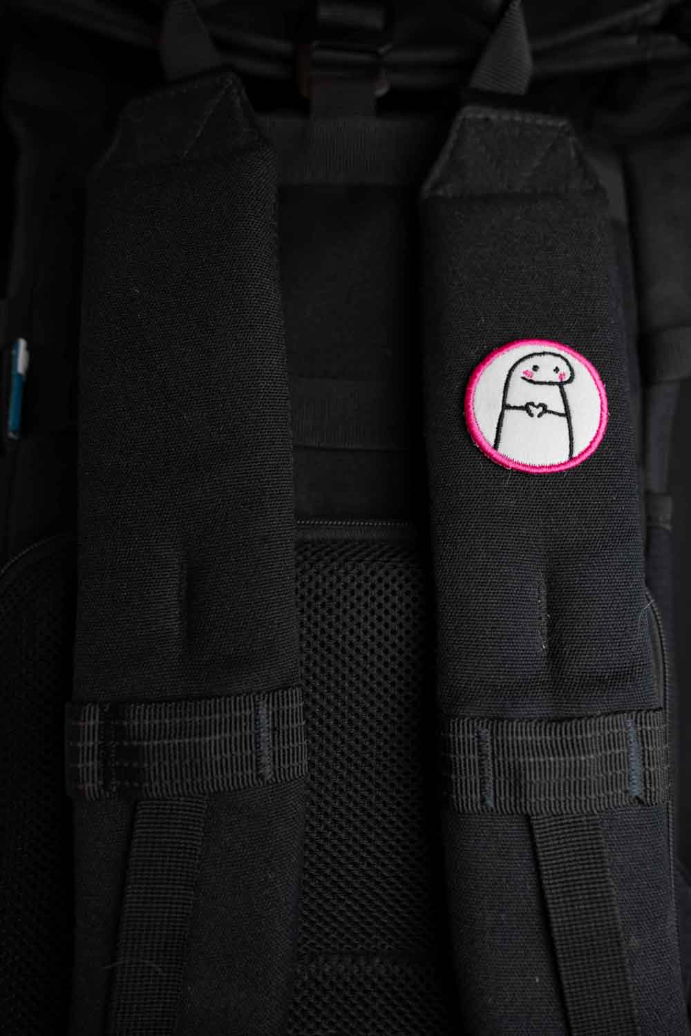 Patch brodat cu design minimalist și mesajul „Love You”, un accesoriu romantic și expresiv pentru personalizare.