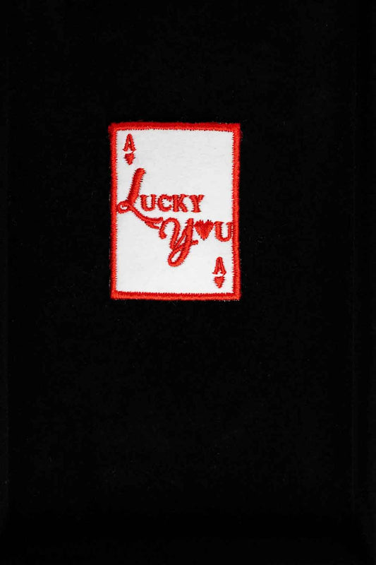 Patch brodat în formă de carte de joc cu mesajul „Lucky You”, un accesoriu inspirat de noroc și jocuri.
