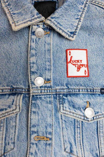 Patch brodat în formă de carte de joc cu mesajul „Lucky You”, un accesoriu inspirat de noroc și jocuri.