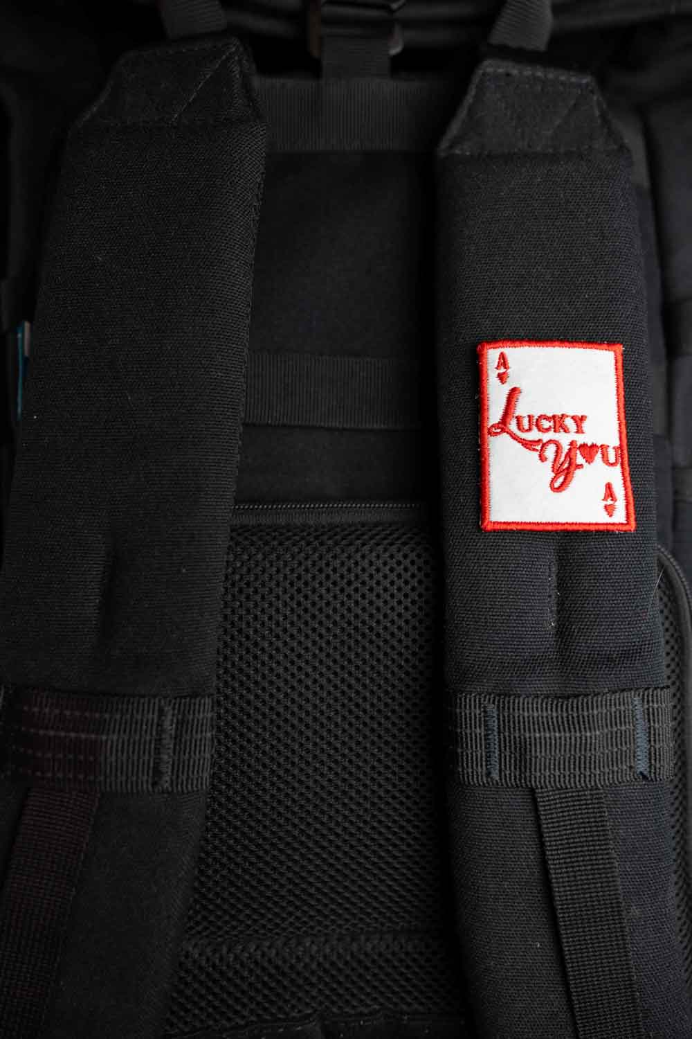 Patch brodat în formă de carte de joc cu mesajul „Lucky You”, un accesoriu inspirat de noroc și jocuri.