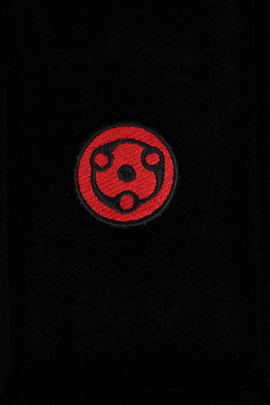 Patch brodat inspirat de Mangekyou Sharingan al lui Madara din Naruto, cu design roșu și negru, un accesoriu pentru fanii anime.