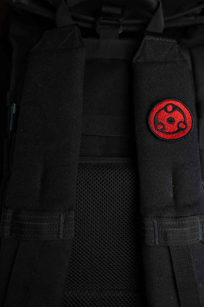 Patch brodat inspirat de Mangekyou Sharingan al lui Madara din Naruto, cu design roșu și negru, un accesoriu pentru fanii anime.