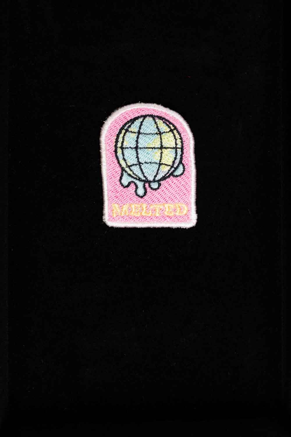 Patch brodat multicolor cu glob pământesc și mesajul „Melted”, un design artistic și original.