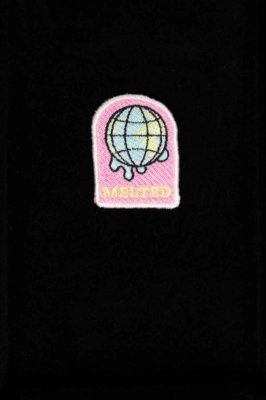 Patch brodat multicolor cu glob pământesc și mesajul „Melted”, un design artistic și original.