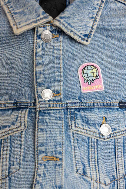 Patch brodat multicolor cu glob pământesc și mesajul „Melted”, un design artistic și original.