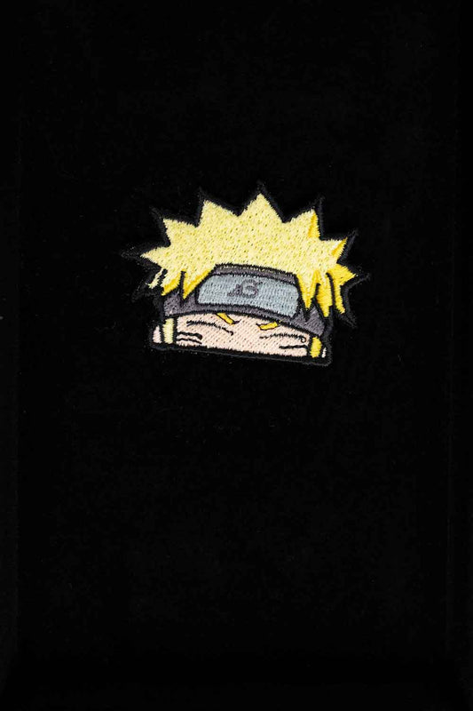 Patch brodat inspirat de Naruto cu emblemă anime roșie și neagră, un accesoriu dedicat fanilor seriei.